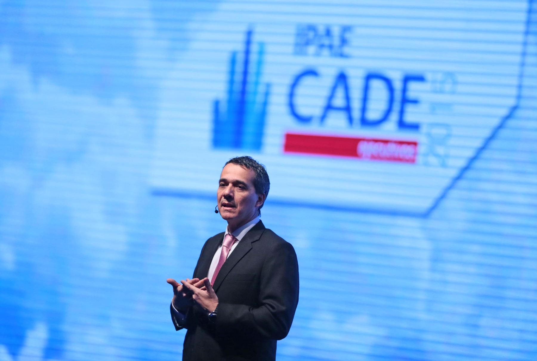 PARACAS-PERÚ, DICIEMBRE 04.El ministro de economía Alonso Segura, expone en la Conferencia Anual de Ejecutivos (CADE) 2015. Foto: ANDINA/ Carlos Lezama