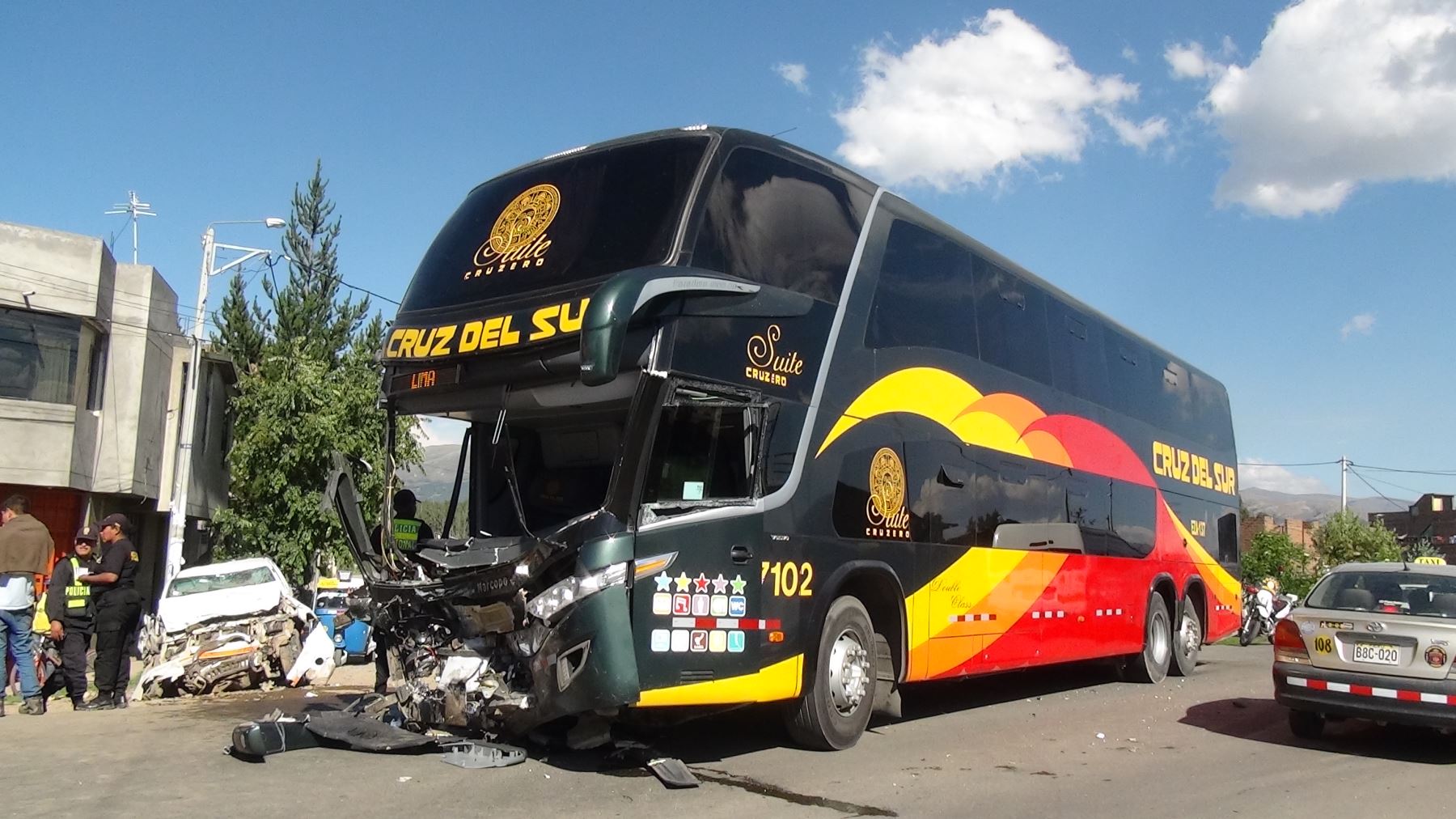 Cuatro heridos deja choque entre camioneta y bus en Carretera Central ...