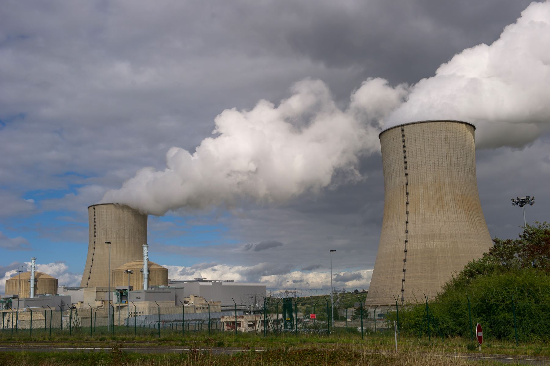 Un informe de la consultora WISE-Paris, sostiene en particular que cualquier ventaja aparente de la energía nuclear pierde legitimidad debido a los riesgos que comporta su explotación. Foto: AFP