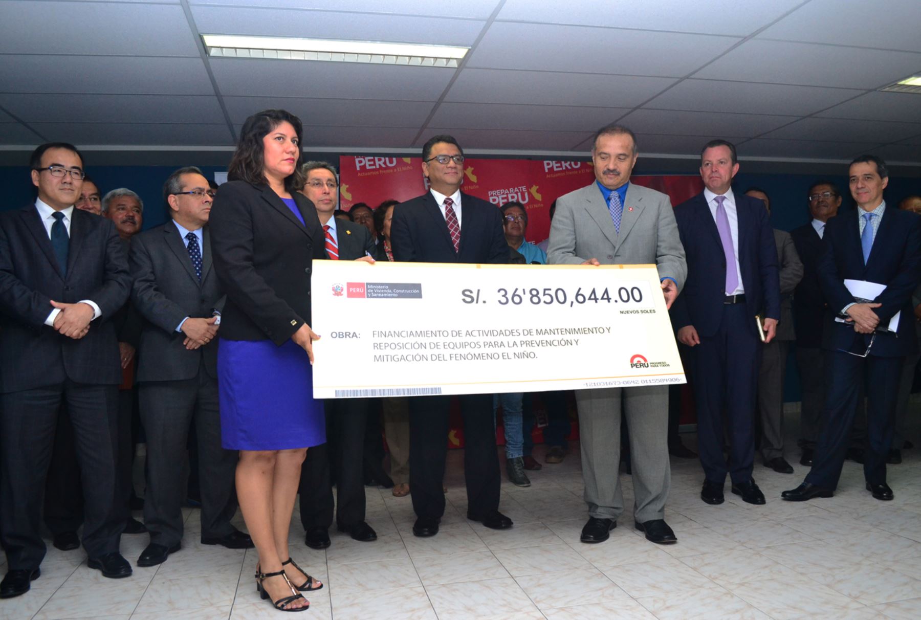 LIMA, PERÚ - DICIEMBRE 07. Ministro de Vivienda, Construcción y Saneamiento, Francisco Dumler, participó en la entrega de cheques a las Entidades Prestadoras de Servicios de Saneamiento (EPS) para la ejecución de obras de prevención por el Fenómeno del Niño. Foto: ANDINA/ Diana Marcelo