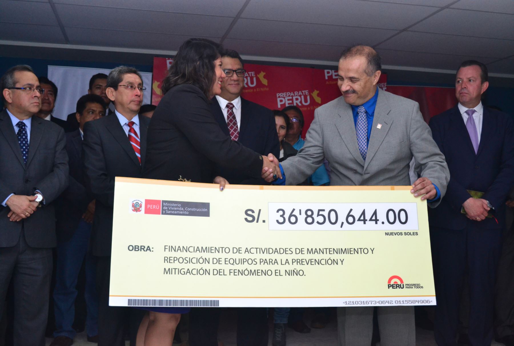LIMA, PERÚ - DICIEMBRE 07. Ministro de Vivienda, Construcción y Saneamiento, Francisco Dumler, participó en la entrega de cheques a las Entidades Prestadoras de Servicios de Saneamiento (EPS) para la ejecución de obras de prevención por el Fenómeno del Niño. Foto: ANDINA/ Diana Marcelo