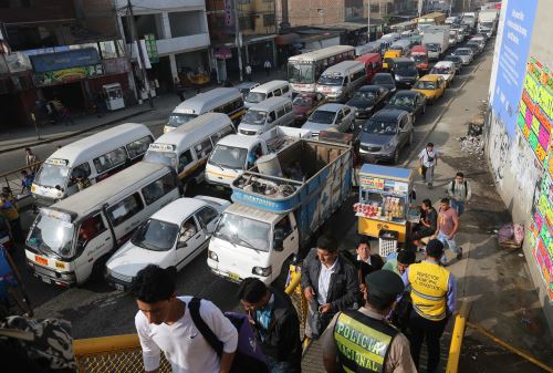El actual transporte público que genera altos niveles de contaminación ambiental, acústica y causa la mayor cantidad de accidentes de tránsito por la irresponsable conducción de los transportistas, sostiene la AMPE en un comunicado. ANDINA/Norman Córdova