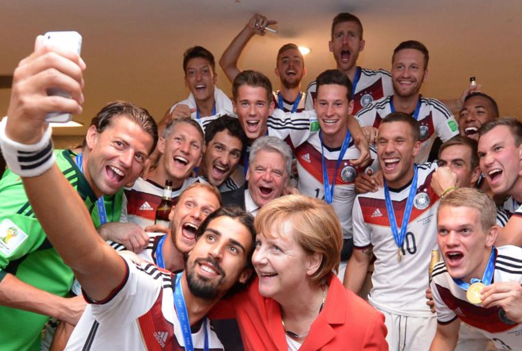 La canciller Angela Merkel y el presidente alemán Joachim Gauck celebran con los jugadores en el vestuario de Alemania después de la FIFA - Mundial de Brasil 2014 en el partido final entre Alemania y Argentina en el Maracaná el 13 de julio de 2014 en Río de Janeiro. INTERNET/Medios