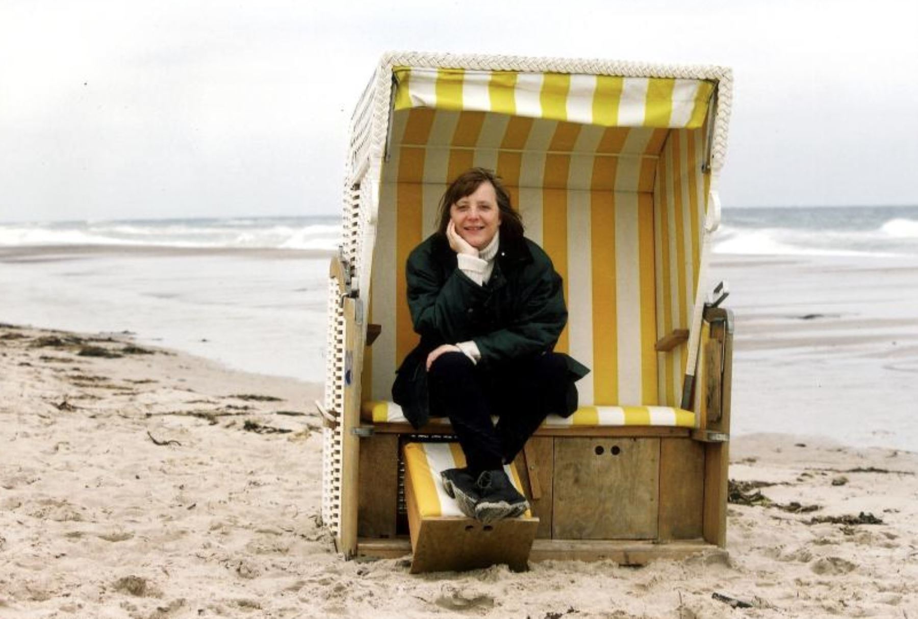 Angela Merkel, en una silla de playa en el mar Báltico, en Alemania en 2000. INTERNET/Medios