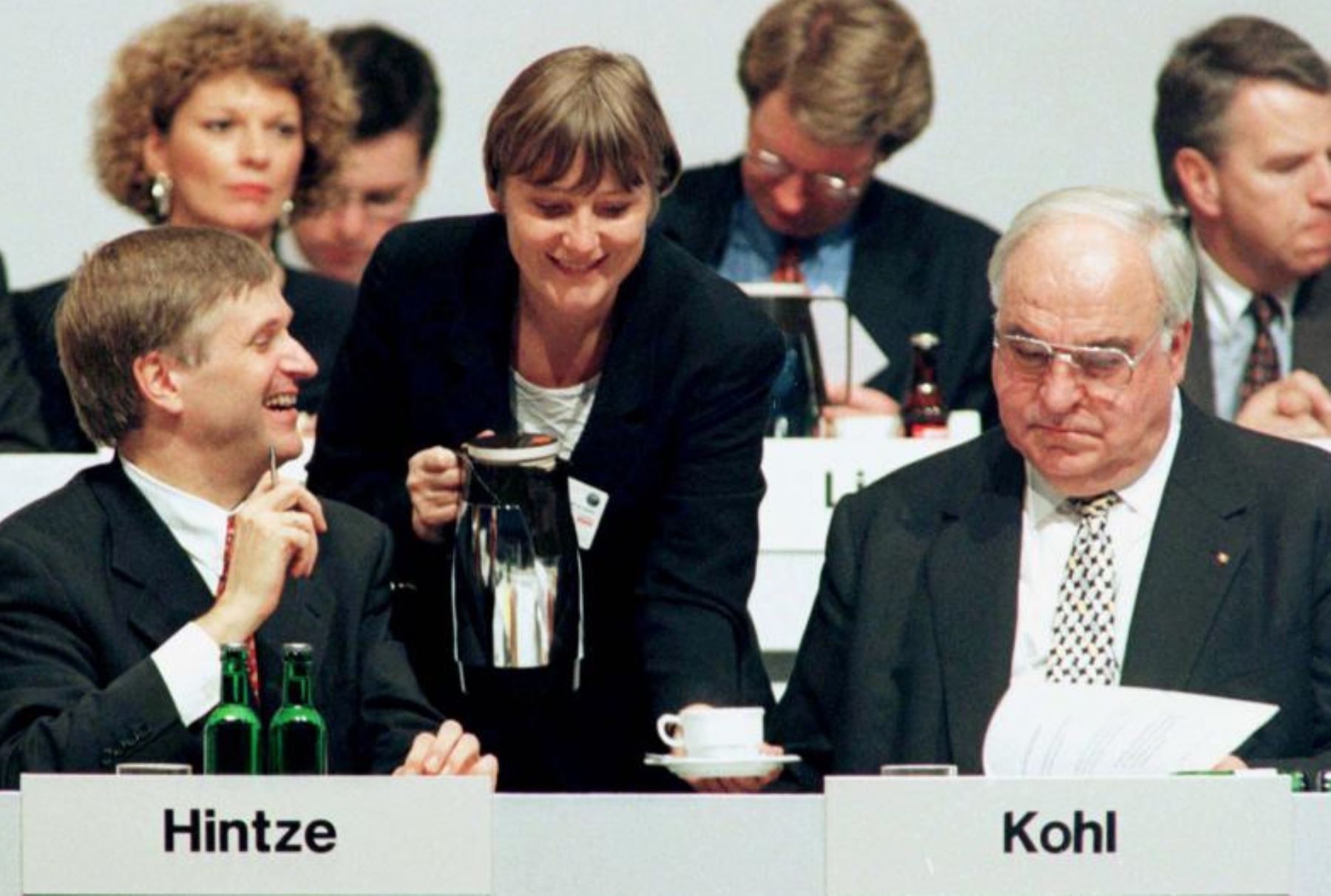 Ministra del Medio Ambiente, Angela Merkel sirve un café al canciller alemán y líder de la CDU Helmut Kohl (derecha) y secretario del partido Peter Hintze (izquierda) en la CDU (Unión Demócrata Cristiana) congreso anual del partido el 21 de octubre de 1996. INTERNET/Medios