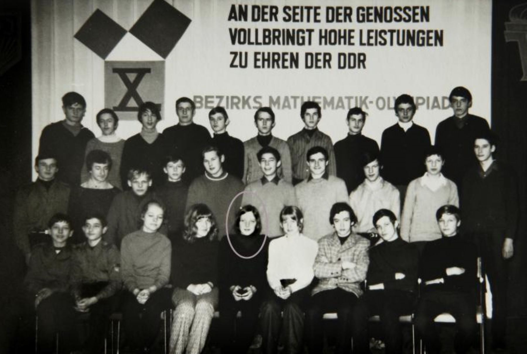 Angela Kasner posando para una foto de grupo durante la Olimpiada Matemática en Teterow, Alemania, en 1971. INTERNET/Medios