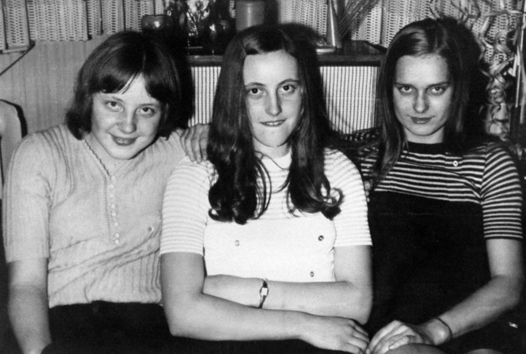 Angela Kasner , 18 , con amigos en una fiesta de Año Nuevo en Berlín en 1972 . INTERNET/Medios