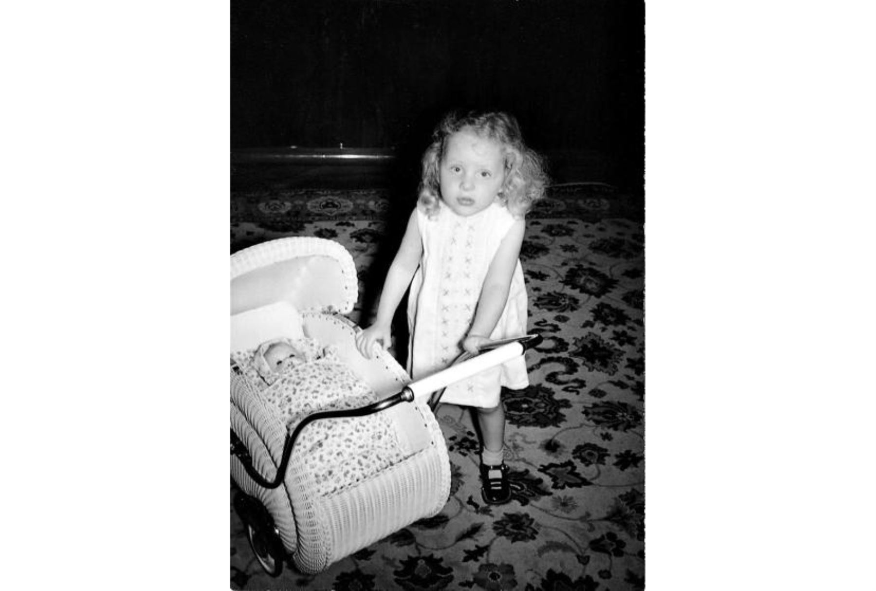 Angela Kasner, de pequeña jugando con un cochecito. INTERNET/Medios