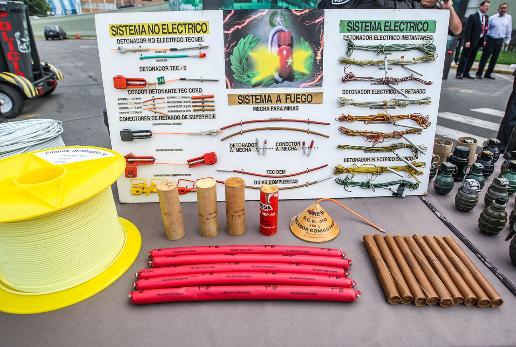 Gran cantidad de artefactos explosivos, insumos químicos, y combustible fueron incautados en una intervención conjunta realizada por la Fiscalía y la Policía Nacional en la provincia de Ayabaca, región Piura. ANDINA/Juan Carlos Guzmán