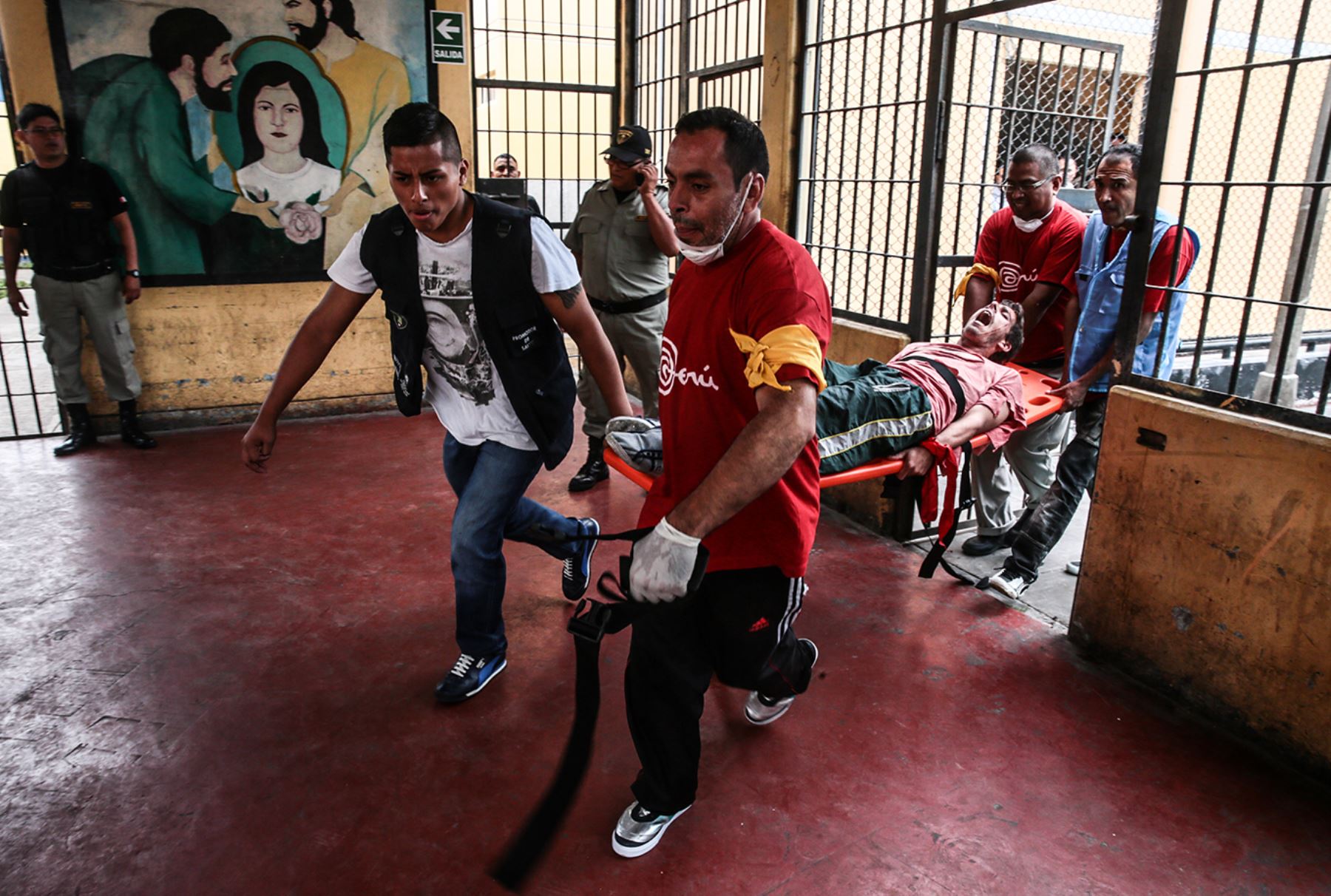 CALLAO,PERÚ-DICIEMBRE 11.Internos del penal del Callao participan en el simulacro de evacuación ante los efectos del fenómeno El Niño. Foto: ANDINA/ Carlos Lezama