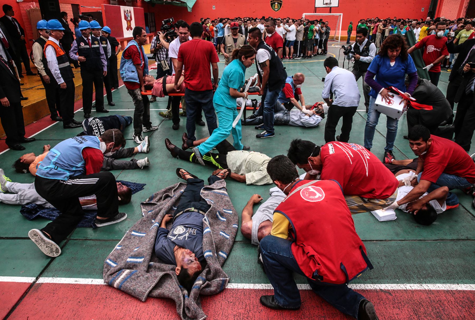 CALLAO,PERÚ-DICIEMBRE 11.Internos del penal del Callao participan en el simulacro de evacuación ante los efectos del fenómeno El Niño. Foto: ANDINA/ Carlos Lezama