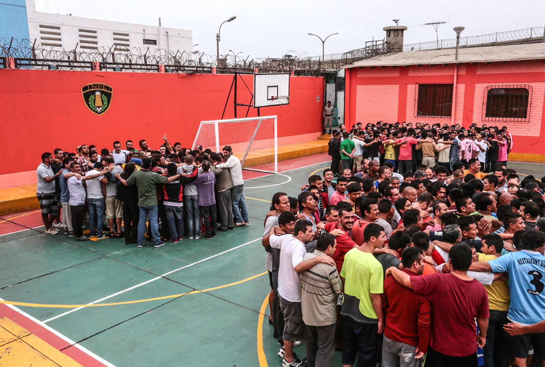 CALLAO,PERÚ-DICIEMBRE 11.Internos del penal del Callao participan en el simulacro de evacuación ante los efectos del fenómeno El Niño. Foto: ANDINA/ Carlos Lezama