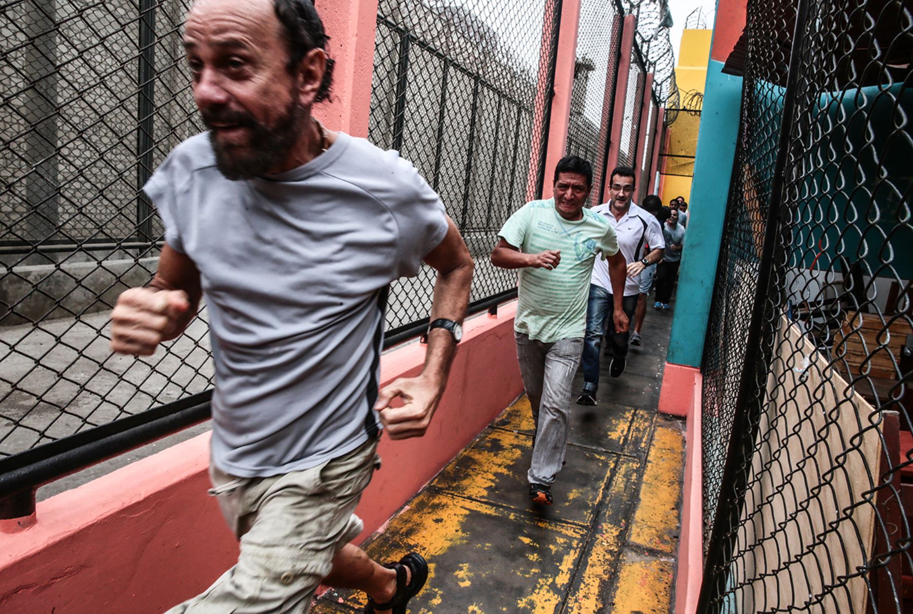 CALLAO,PERÚ-DICIEMBRE 11.Internos del penal del Callao participan en el simulacro de evacuación ante los efectos del fenómeno El Niño. Foto: ANDINA/ Carlos Lezama