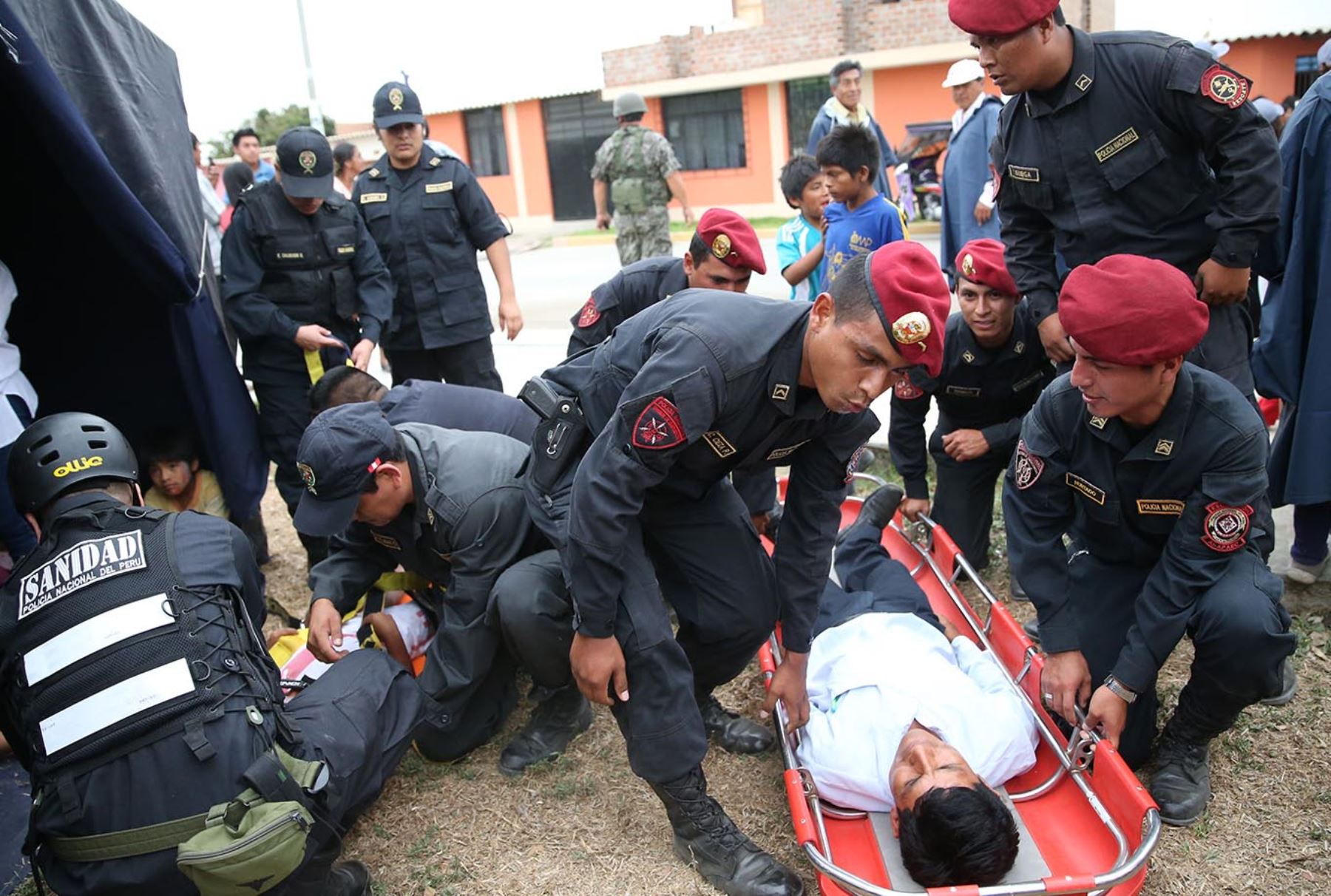 LAMBAYEQUE PERÚ, DICIEMBRE 11. Con la presencia del Ministro de Agricultura, Juan Manuel Benites, se realiza el tercer simulacro nacional.Foto: ANDINA/Melina Mejía
