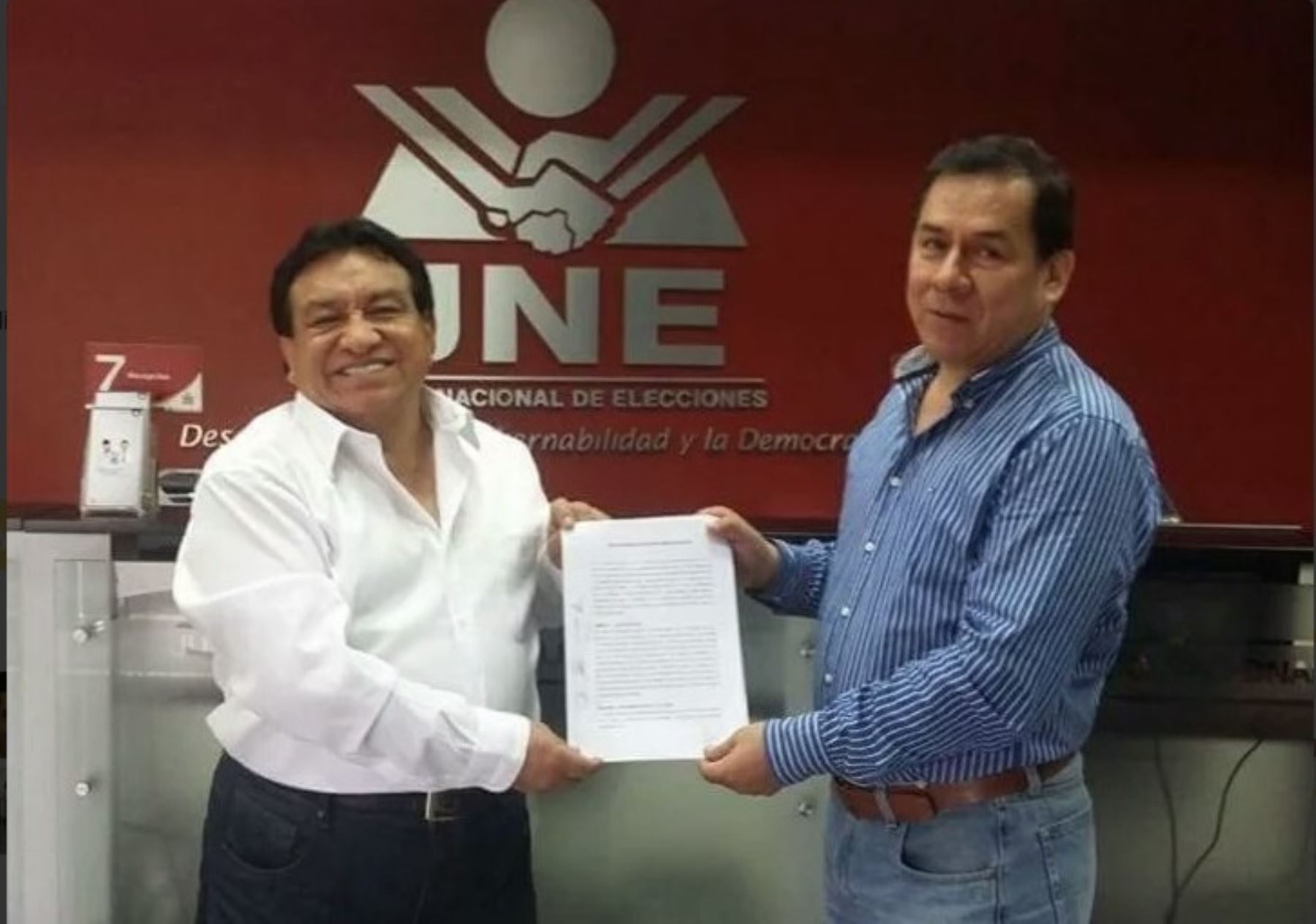 José Luna y José Antonio Vega, muestran el documento que sella la alianza de Solidaridad Nacional y Unión Por el Perú (UPP) para las elecciones 2016.
