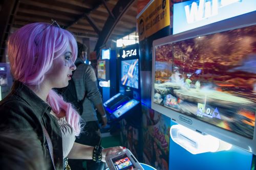 El 49 por ciento de los adultos, sin distinción de sexo, dice haber jugado a través de un computador, una consola, un televisor o un teléfono celular. Foto: AFP