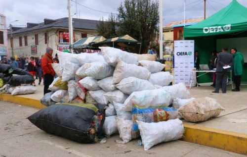 Recolectan botellas de plástico en Pasco para elaborar frazadas que servirán para combatir bajas temperaturas. ANDINA