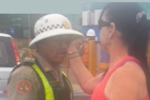 Mujer tiró el casco del policía y le propinó una cachetada que le ocasionó una herida en el labio. Foto: Captura ATV
