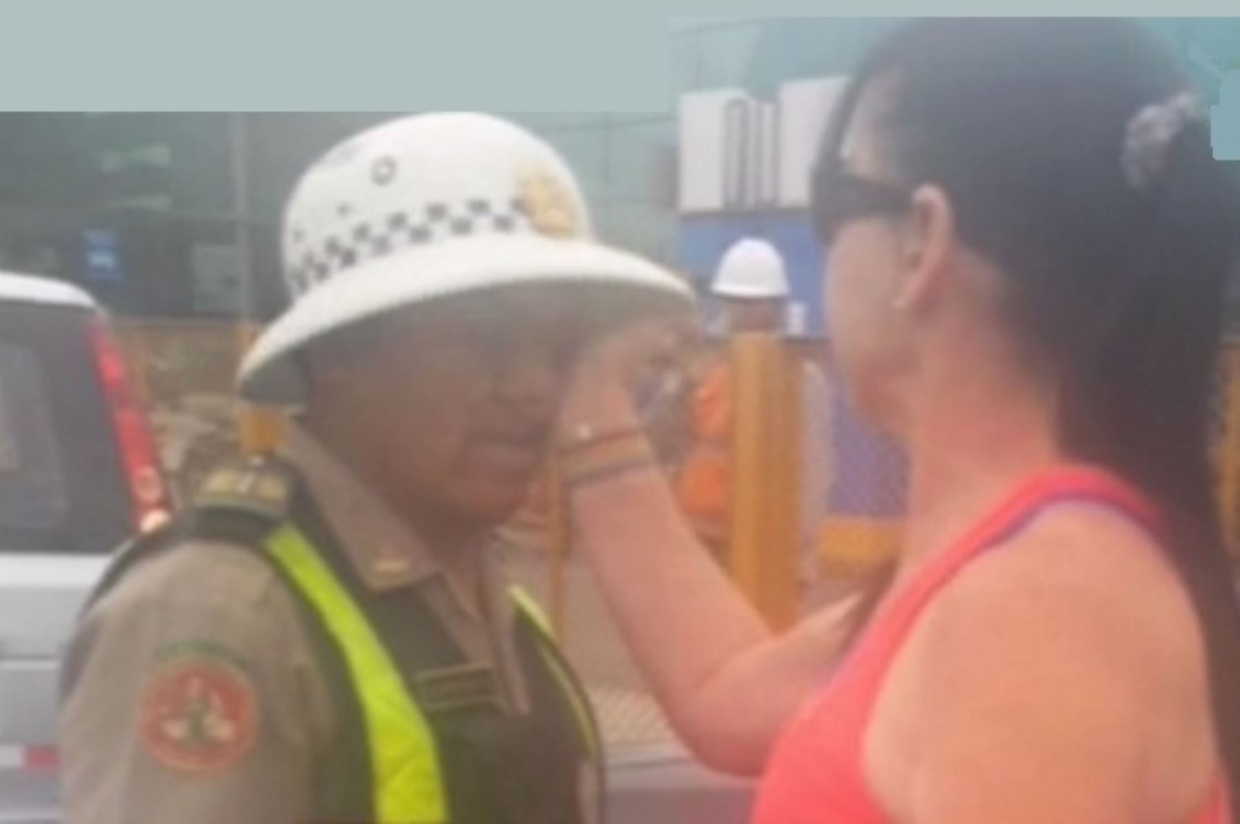 Mujer tiró el casco del policía y le propinó una cachetada que le ocasionó una herida en el labio. Foto: Captura ATV