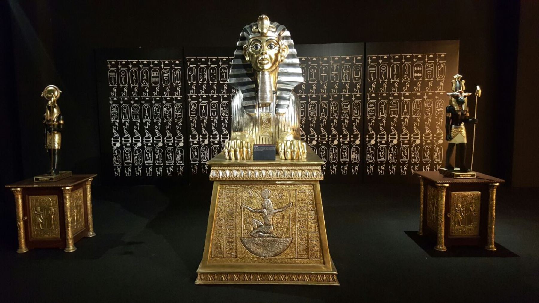 Piezas originales y réplicas de tumba de faraón egipcio se exhiben en