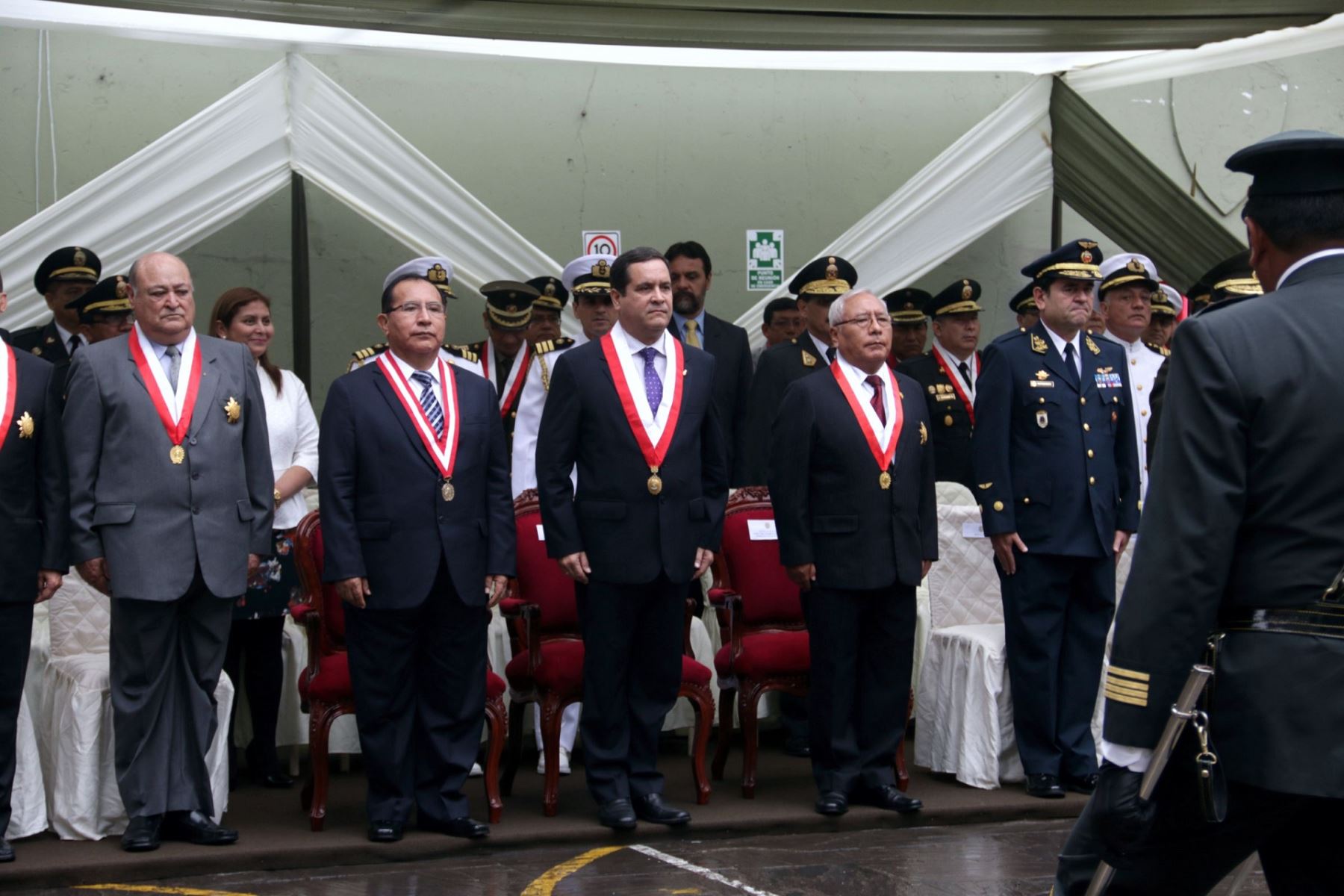 Fuero Militar Policial condecoró a presidentes del Congreso, Luis Iberico, y del Poder Judicial, Víctor Ticona.