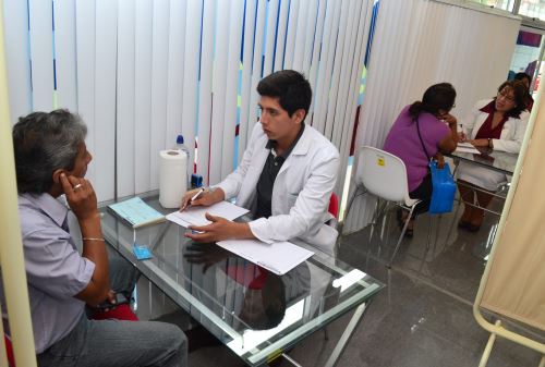 Presidente del Consejo de Ministros, César Villanueva, se compromete a acercar puestos y centros salud a la población. Foto: ANDINA