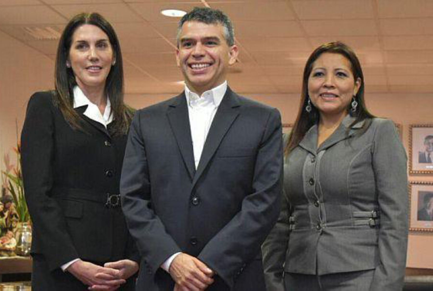 Todos por el Perú.- El candidato presidencial Julio Guzmán presentó a Maura Umasi y Carolina Lizárraga como candidatos a la primera y segunda Vicepresidencias.
