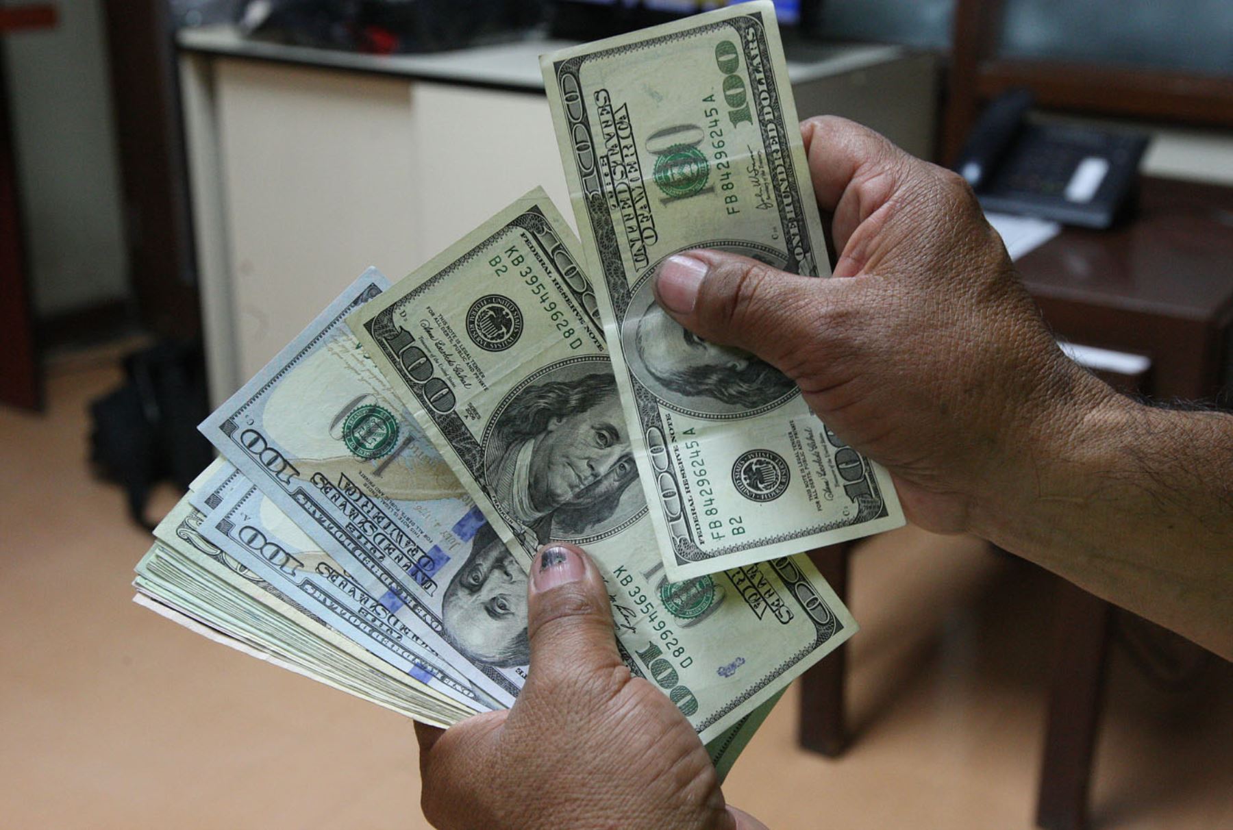 Dólares. Foto: ANDINA/Héctor Vinces