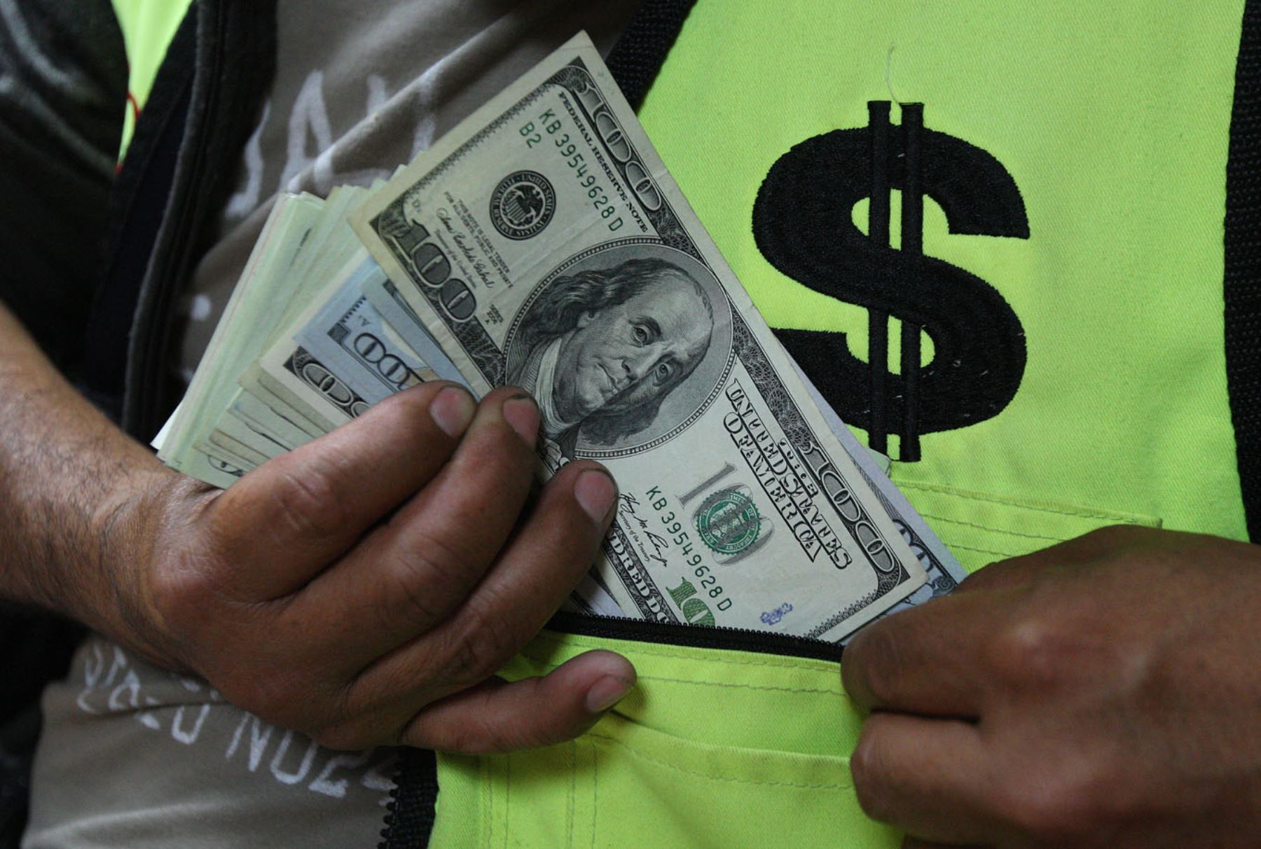 Dólares. Foto: ANDINA/Héctor Vinces