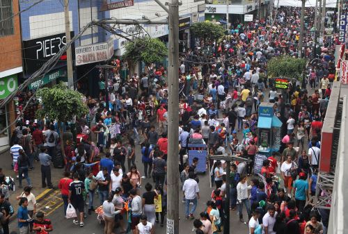 la diversidad de palabras y frases que usan limeños y limeñas todos los días es totalmente normal y no deben censurarse, sostiene experto. ANDINA/Héctor Vinces