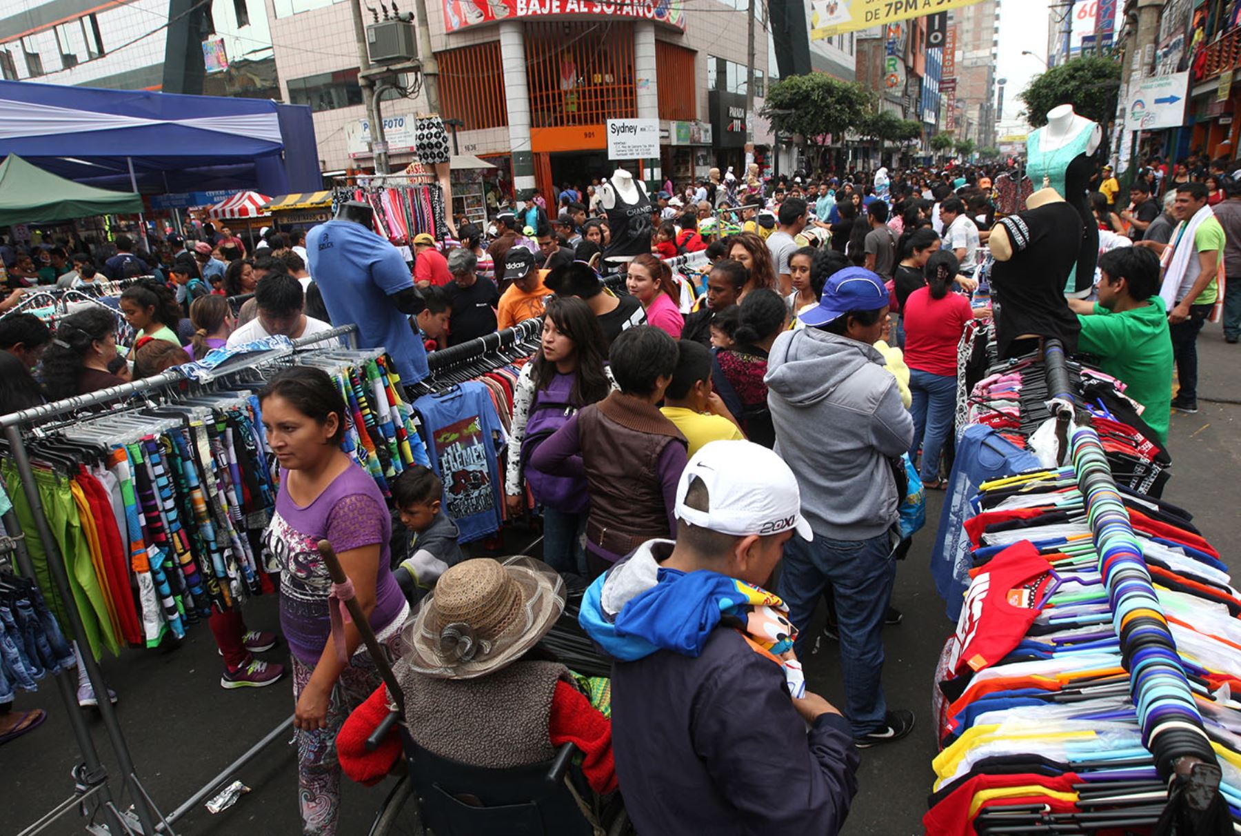 LIMA PERÚ, DICIEMBRE 24. Limeños abarrotan el emporio comercial de Gamarra. Foto: ANDINA/ Hector Vinces