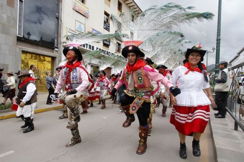 A ritmo de cantos y danzas multicolores, un grupo de residentes apurimeños en  Cusco rindieron hoy homenaje al nacimiento del Niño Jesús con la tradicional danza de Huaylías, desfilando por las principales calles de la Ciudad Imperial.