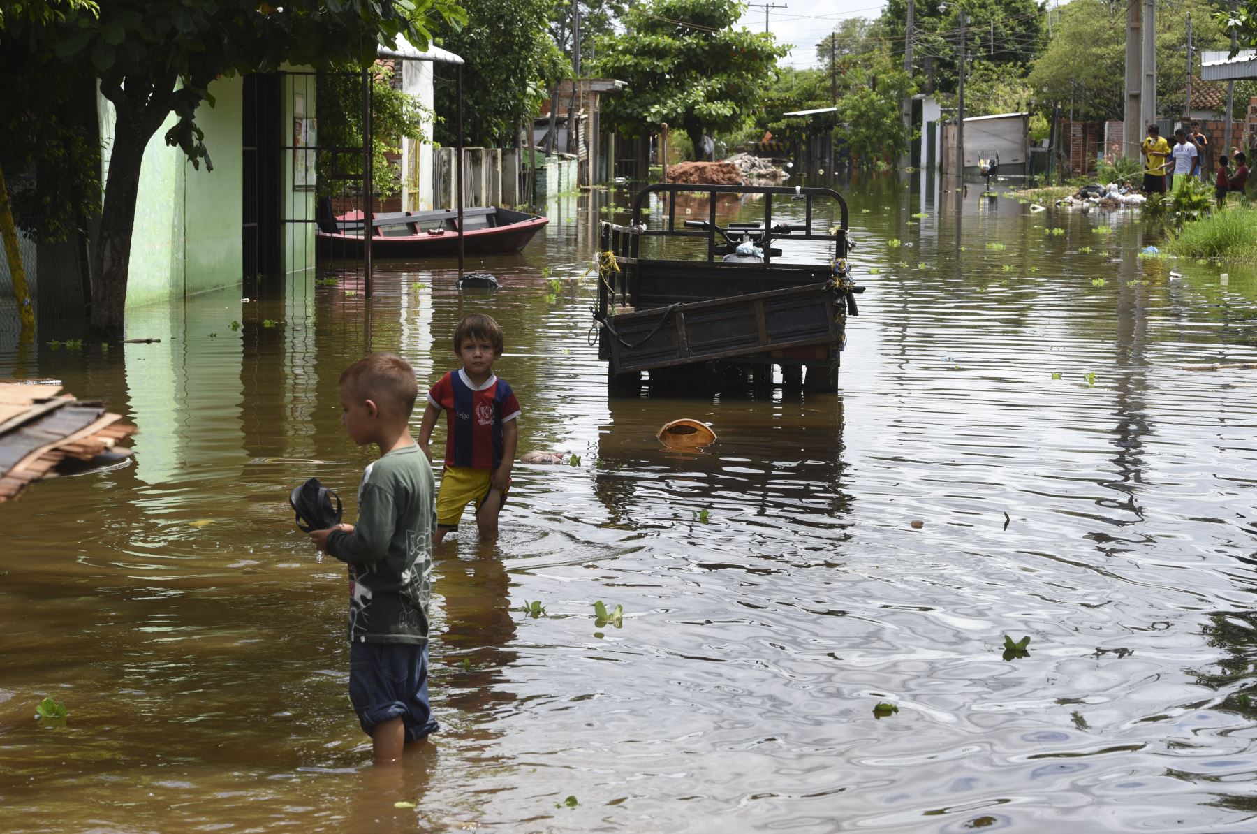 Más de 170,000 evacuados por inundaciones en Paraguay, Argentina