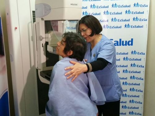 Las mamografías se triplicaron en el Hospital Nacional Ramiro Prialé de EsSalud en Junín, gracias un equipo de última generación.