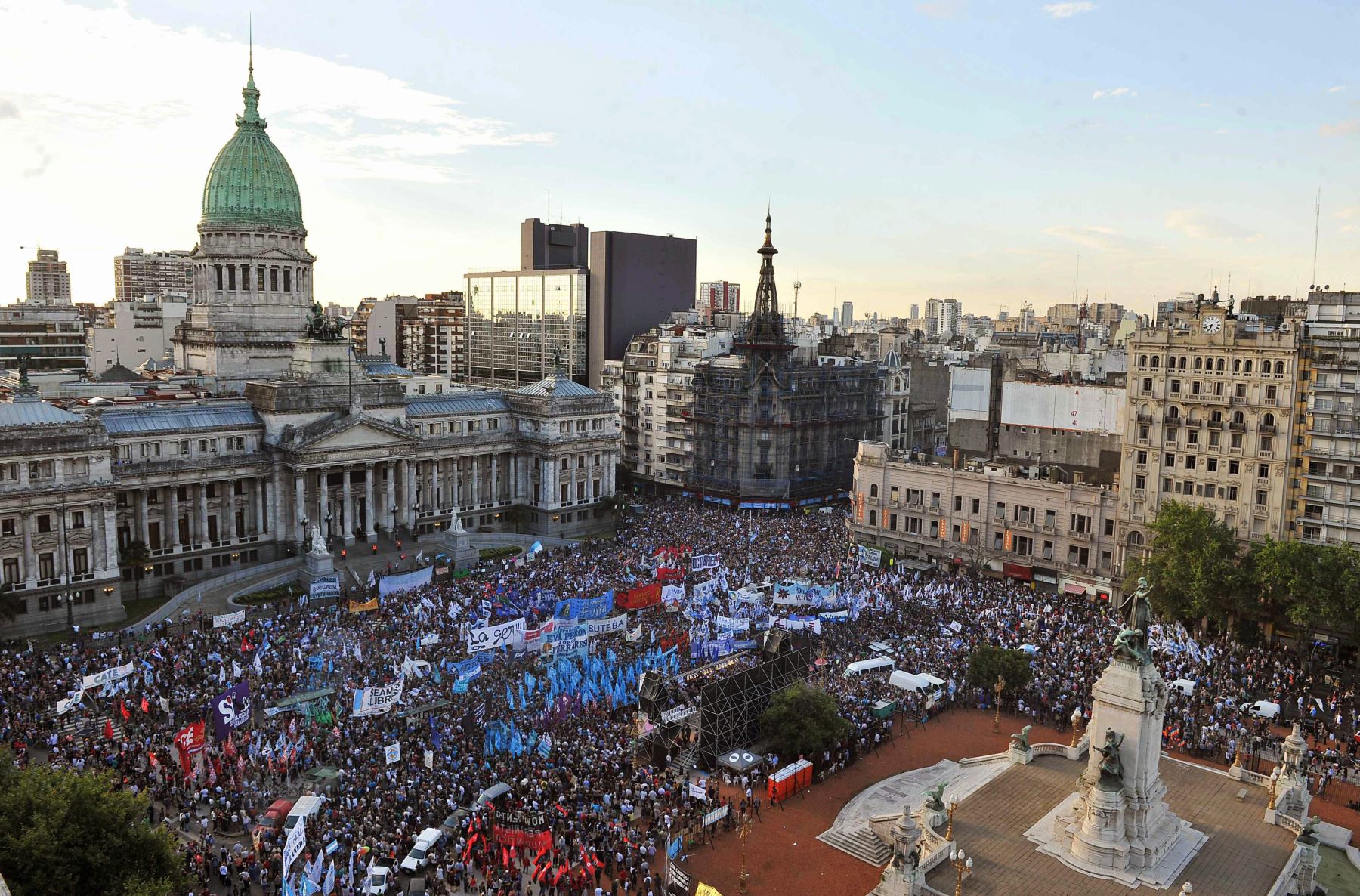 Tan solo una semana después de asumir Macri el 10 de diciembre, decenas de miles de manifestantes se congregaron frente al Palacio de Congreso en defensa de la Ley de Medios, que permitió otorgar centenares de licencias a nuevos emisores audiovisuales de contenidos. Foto: AFP