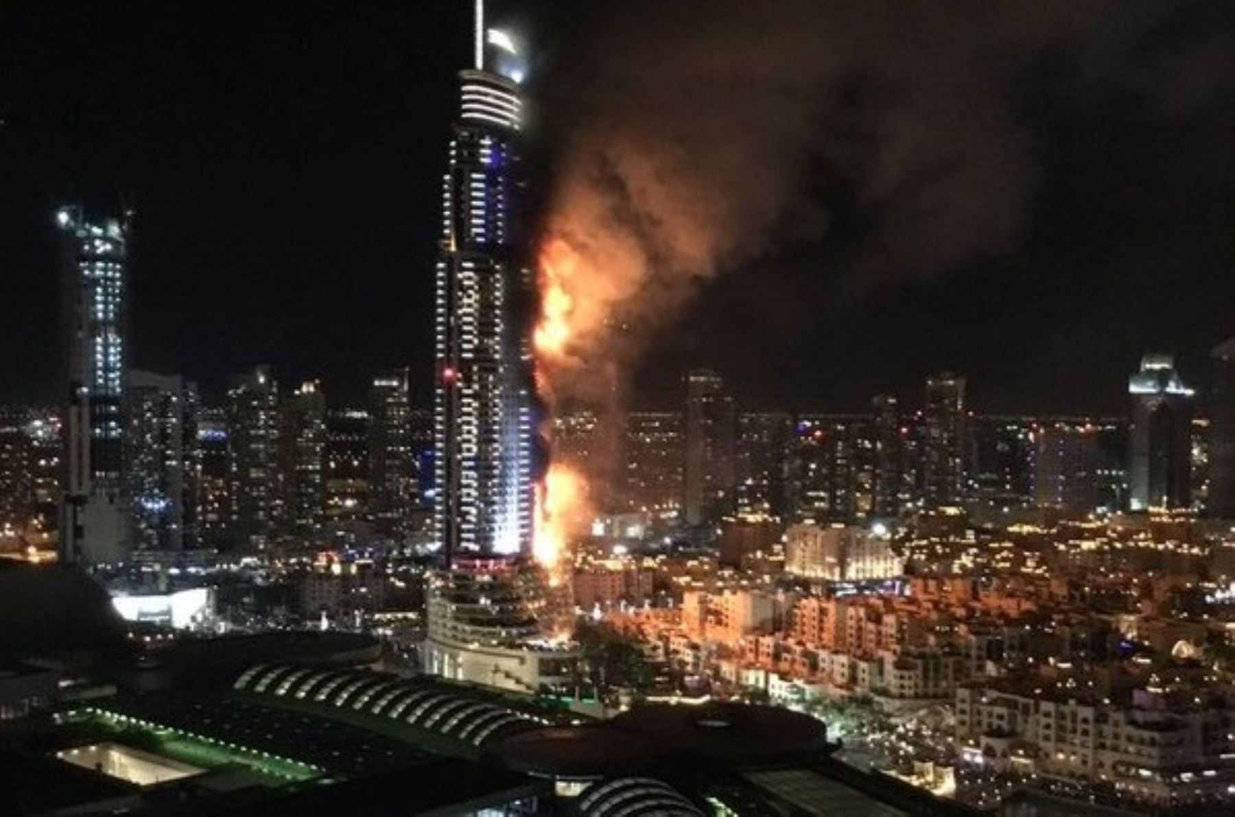 Dubái: Lujoso hotel entre llamas antes de celebración de Año nuevo. Foto: INTERNET/Medios