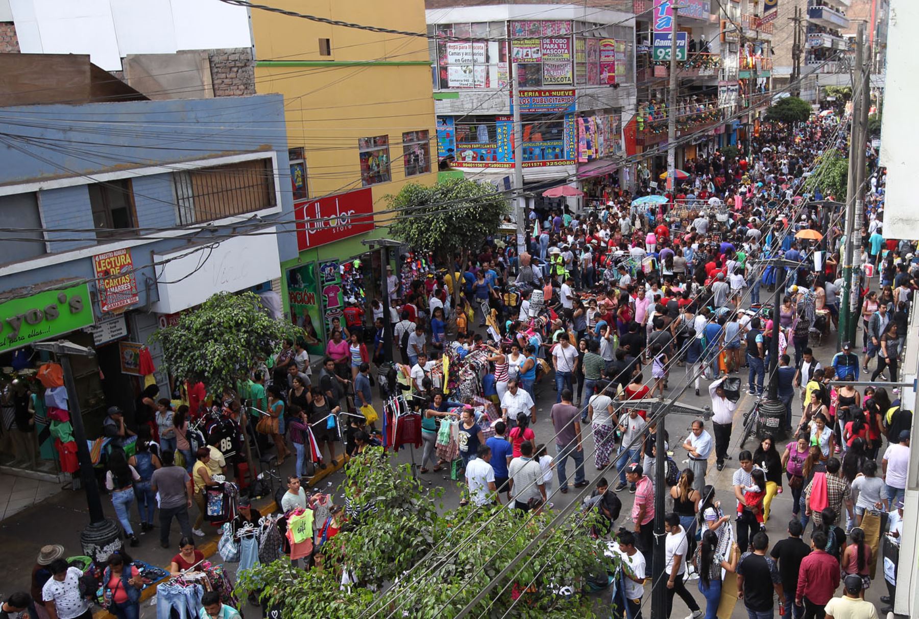 LIMA,PERÚ-DICIEMBRE 31-Centro Comercial Gamarra,comerciantes hacen su agosto el ultimo dia del año.Foto:ANDINA/Héctor Vinces.
