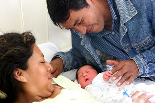 Alejandro Abrahn, primer bebé de 2008. Foto : ANDINA/ Jorge Paz H