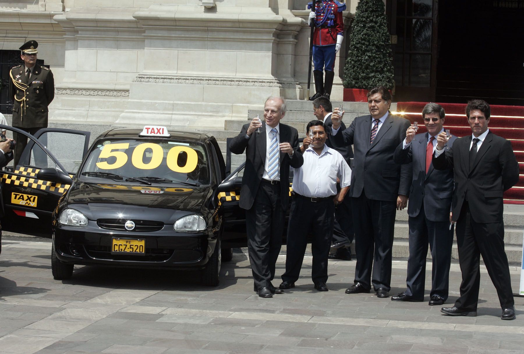 El presidente de la República  Alan García, hace entrega  en el Patio de Honor de Palacio de Gobierno del vehículo a gas natural número 500. Foto ANDINA: Juan Carlos Guzmàn Negrini.