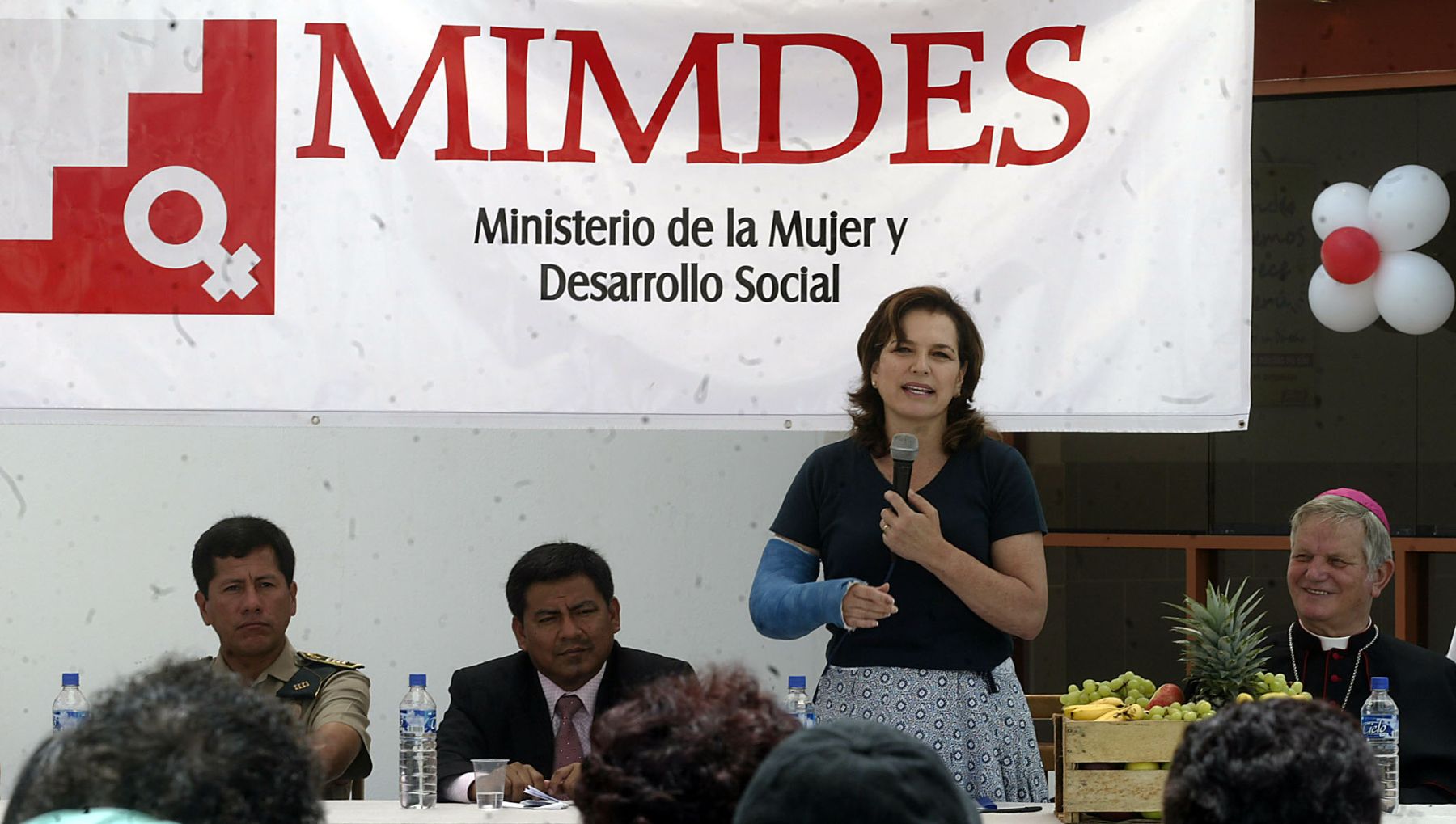 La Ministra de la Mujer, Susana Pinilla Cisneros, se dirige a la población de Manchay, antes de inaugurar el centro de emergencia de la mujer en el  distrito de Pachacamac. Foto: ANDINA / Alberto Orbegoso