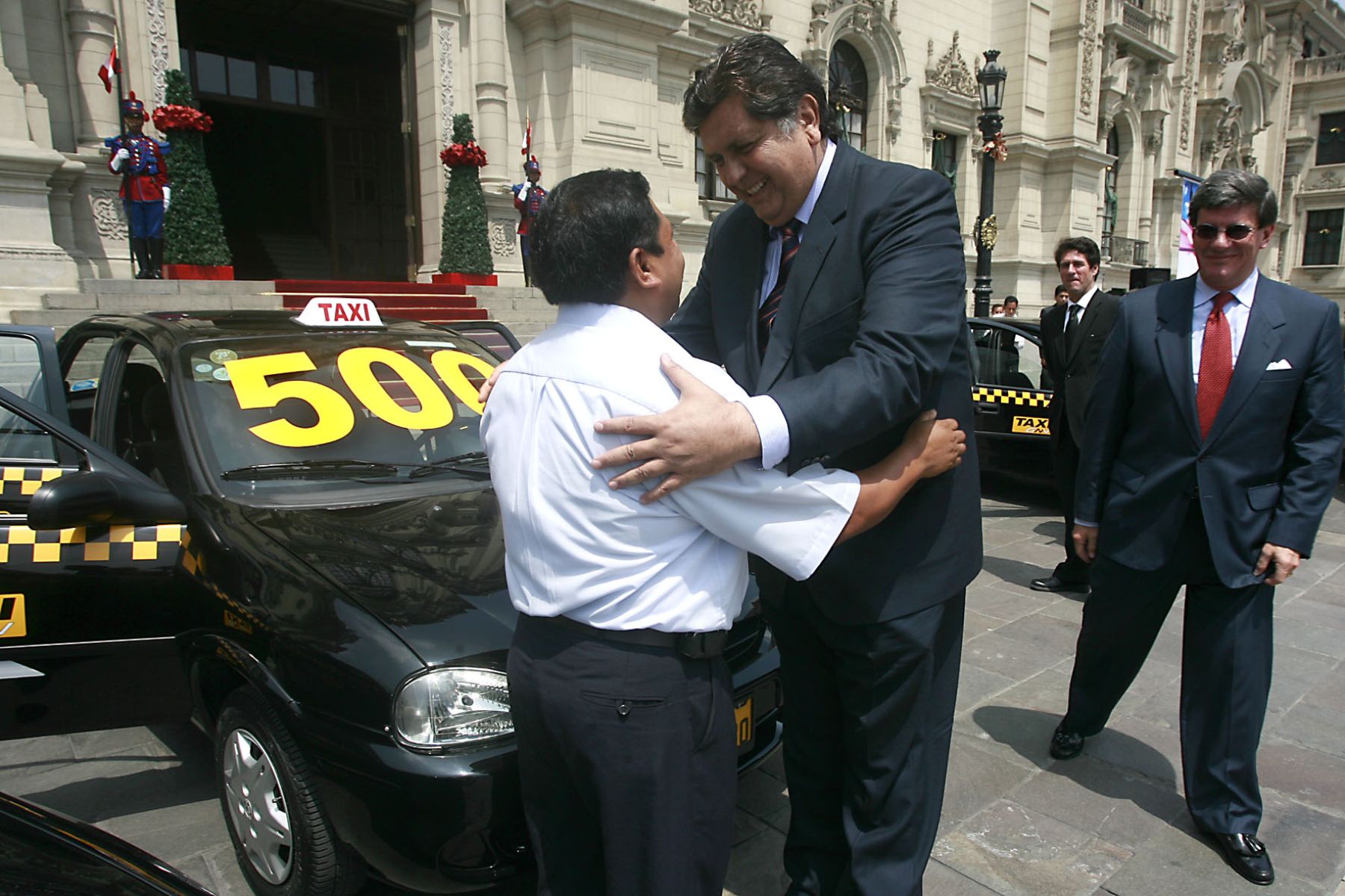 Presidente Alan García presenta taxi Nro. 500 del Programa Mi Taxi, con asistencia del ministro de la Producción, Rafael Rey; y el presidente de Cofide, Luis Rebolledo.  Foto:ANDINA/sepres/Oscar Farje Gomero