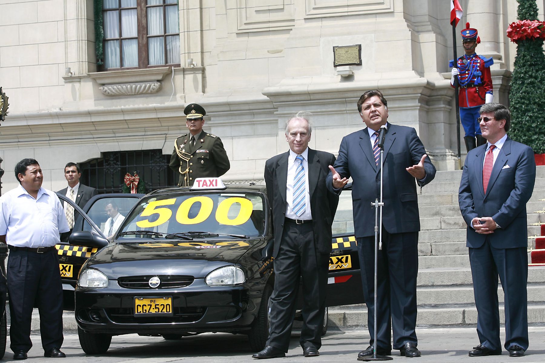 Presidente Alan García presenta taxi Nro. 500 del Programa Mi Taxi, con asistencia del ministro de la Producción, Rafael Rey; y el presidente de Cofide, Luis Rebolledo.  Foto:ANDINA/ sepres/Oscar Farje Gomero