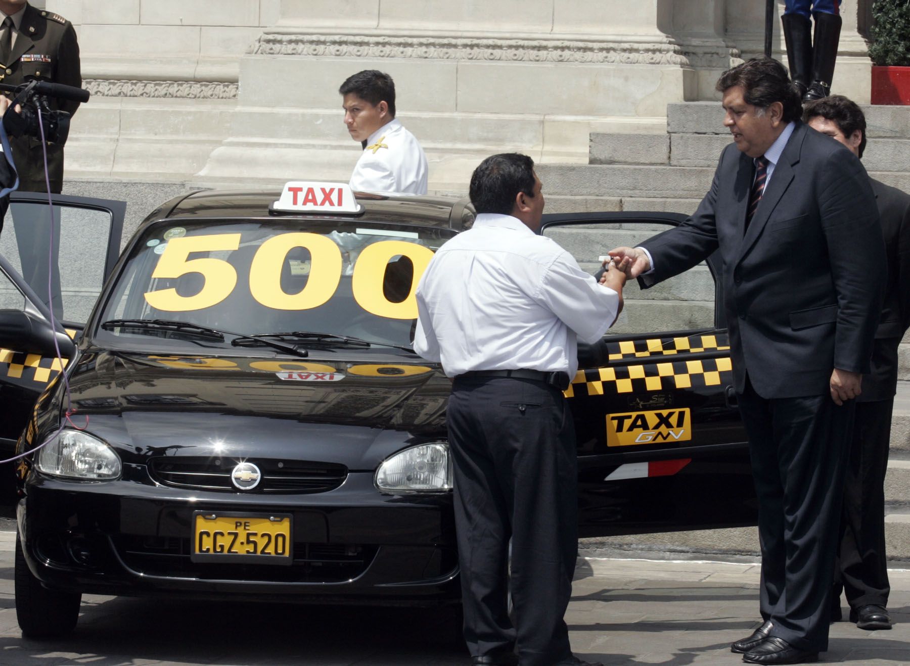 Presidente Alan García hace entrega de las llaves del vehìculo a gas natural número 500 en el Patio de Honor de Palacio de Gobierno. Foto ANDINA: Juan Carlos Guzmàn Negrini.