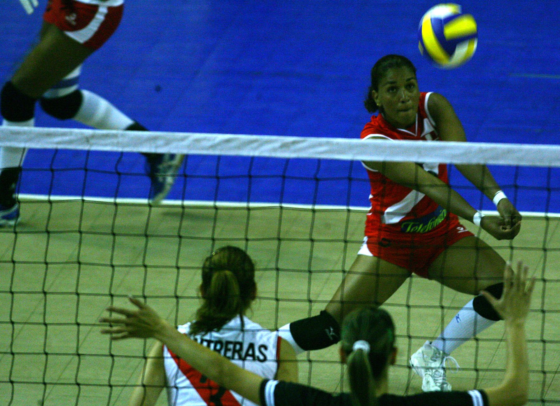 Partido entre los seleccionados de Voley  de Perù y Bolivia clasificatorio para las olimpiadas Beijing 2008 . Foto: ANDINA / Piero Vargas