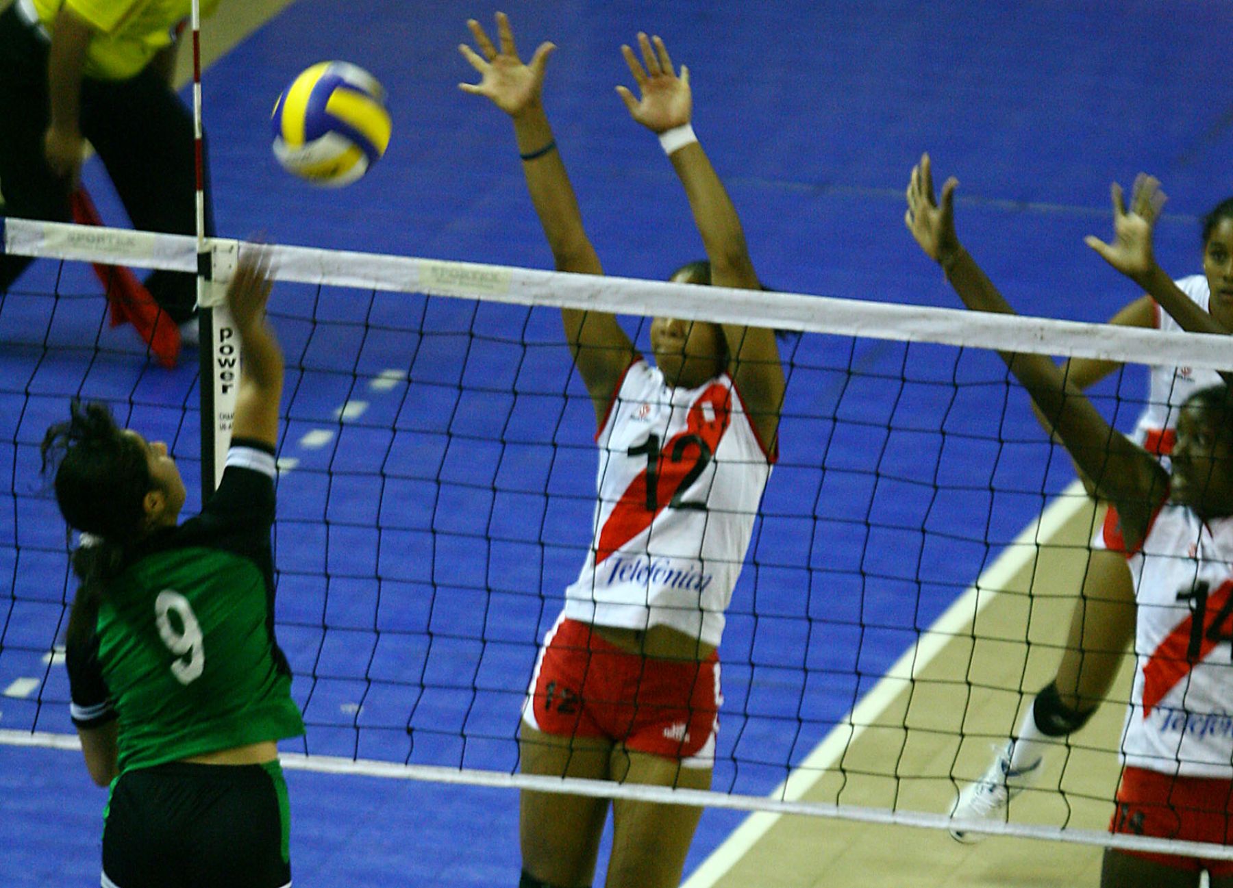 Partido entre los seleccionados de Voley de Perù y Bolivia clasificatorio para las olimpiadas Beijing 2008 . Foto: ANDINA / Piero Vargas