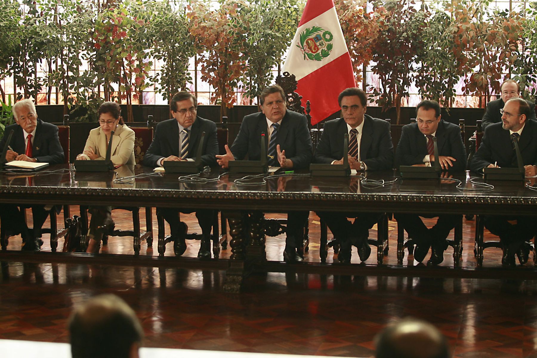 El presidente Alan García, junto al gabinete ministerial, se reúne hoy con los presidentes regionales en el Gran Comedor de Palacio de Gobierno. Foto: ANDINA/SEPRES/Oscar Farje