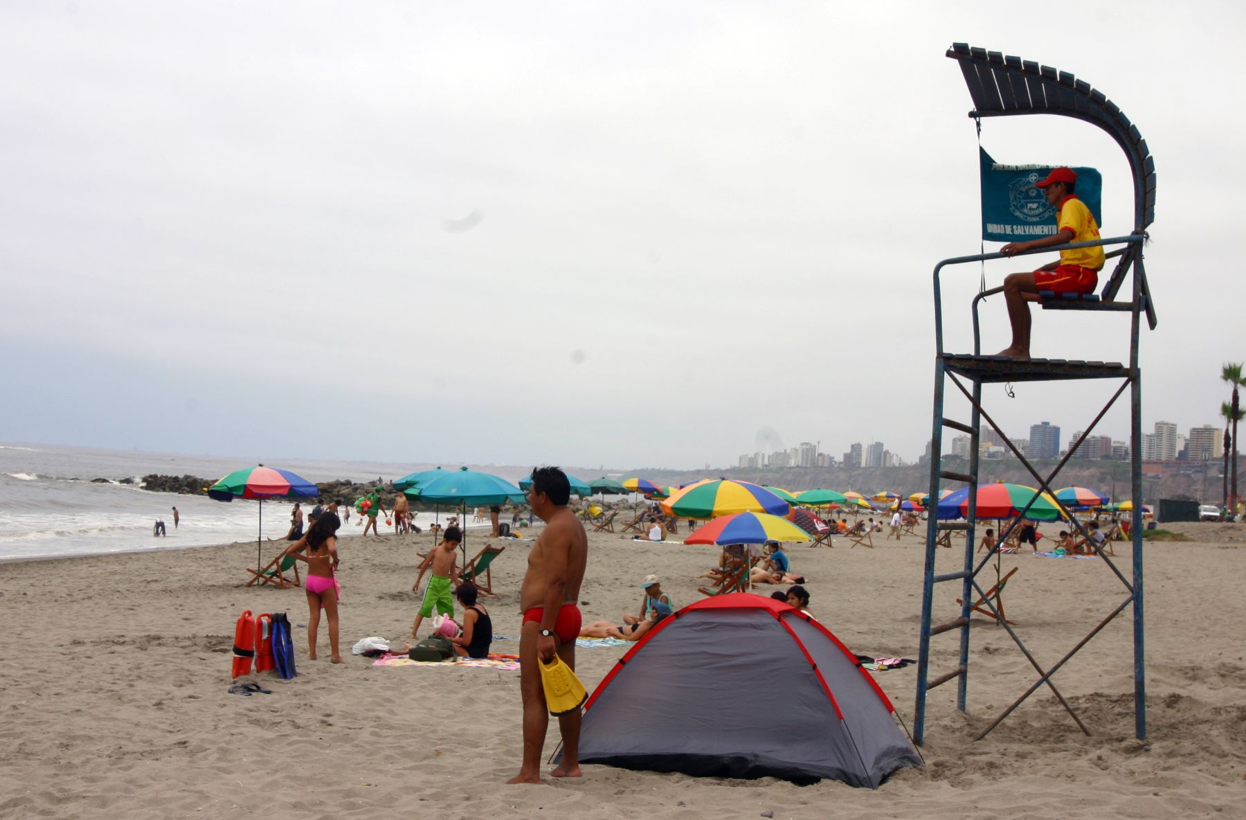 Bañistas acudieron a las playas de la Costa Verde durante el primer fin de semana del año. Foto. ANDINA/ Stephanie Zollner