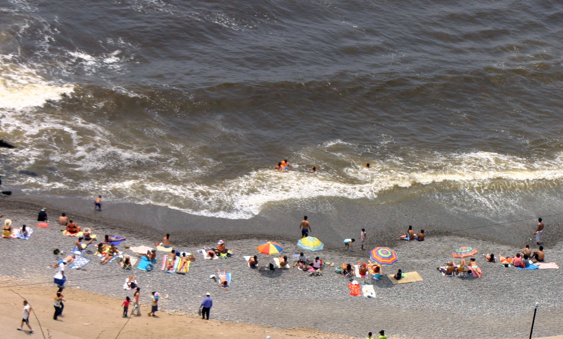 Bañistas acudieron a las playas de la Costa Verde durante el primer fin de semana del año. Foto. ANDINA/ Stephanie Zollner