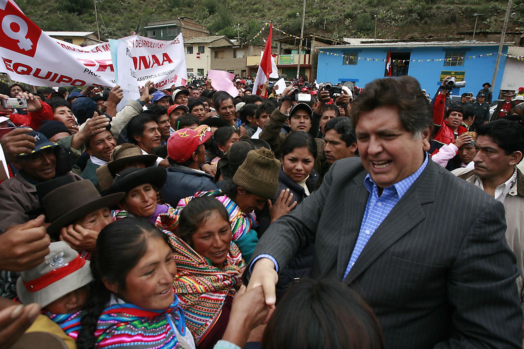 Presidente Alan García inauguró obras de electrificación rural y agua potable en Acoria, Región Huancavelica. Foto:SEPRES/Oscar Farje Gomero