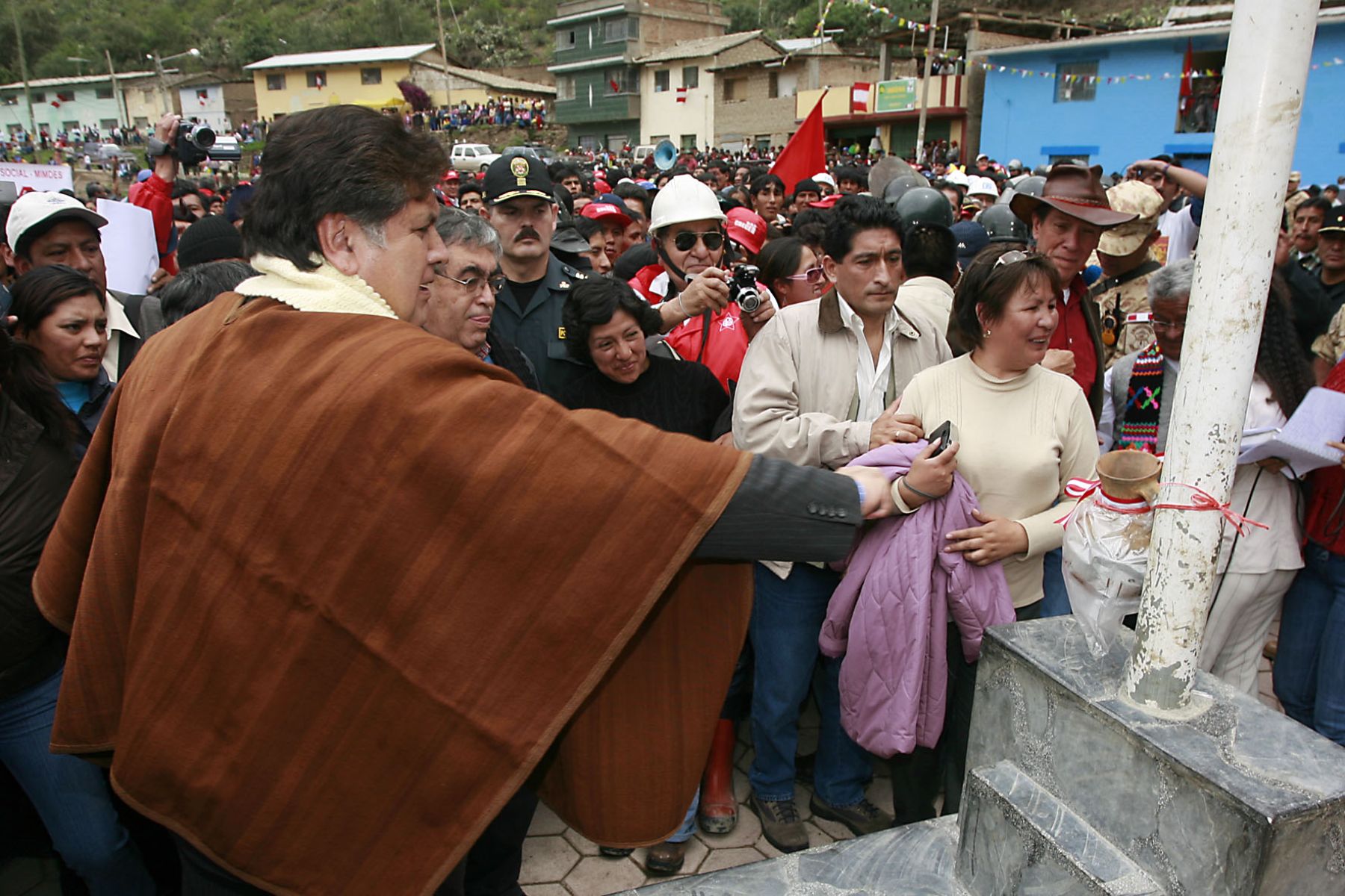 Presidente Alan García inauguró obras de electrificación rural y agua potable en Acoria, Región Huancavelica. Foto:SEPRES/Oscar Farje Gomero